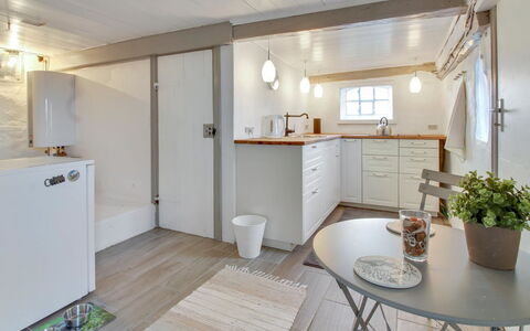 Segut: Meubilair, Interieur Ontwerp, Stoel, Flooring, Tafel, Toevlucht, Verdieping, Plafond, Kamer, Eco Hotel