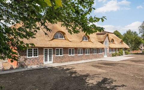 Alitta - 27Km from the Sea: Dak, Huis, Land Lot, Huis, Verblijf, Landgoed, Garden Gebouwen, Schaduw, Blokhut, Landscaping
