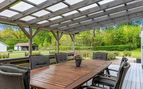 Saima - 25Km from the Sea: Buitenmeubels, Buitentafel, Patio, Hardwood, Tuin, Outdoor Structuur, Schaduw, Backyard, Werf, Plank