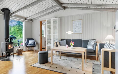 Saima - 25Km from the Sea: Meubilair, Interieur Ontwerp, Flooring, Hout, Verdieping, Bankstel, Woonkamer, Tafel, Plafond, Kamer