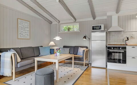 Saima - 25Km from the Sea: Flooring, Hout, Meubilair, Interieur Ontwerp, Verdieping, Kamer, Bankstel, Woonkamer, Plafond, Houten Vloer