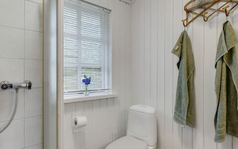 Saima - 25Km from the Sea: Badkamer, Wc Bril, Loodgieterswerkinrichting, Toilet, Interieur Ontwerp, Flooring, Verdieping, Loodgieter, Kraan, Plafond