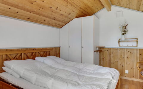 Saima - 25Km from the Sea: Meubilair, Hout, Interieur Ontwerp, Plafond, Bed, Slaapkamer, Flooring, Verdieping, Kamer, Linens