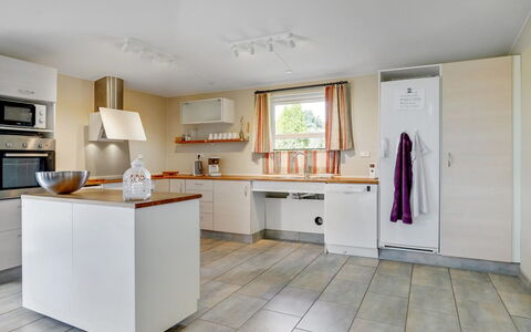 Aletta - 25Km from the Sea: Countertop, Keuken, Flooring, Meubilair, Interieur Ontwerp, Cabinetry, Hout, Toestel Van De Keuken, Verdieping, Plafond