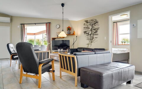 Aletta - 25Km from the Sea: Meubilair, Interieur Ontwerp, Flooring, Hout, Verdieping, Bankstel, Woonkamer, Kamer, Plafond, Stoel