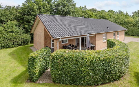 Najdenka - 25Km from the Sea: Dak, Huis, Huis, Verblijf, Deur, Siding, Landgoed, Gazon, Werf, Veranda