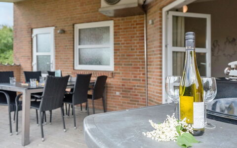 Najdenka - 25Km from the Sea: Dak, Huis, Huis, Verblijf, Deur, Siding, Landgoed, Gazon, Werf, Veranda