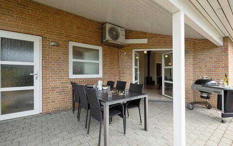 Najdenka - 25Km from the Sea: Dak, Huis, Huis, Verblijf, Deur, Siding, Landgoed, Gazon, Werf, Veranda