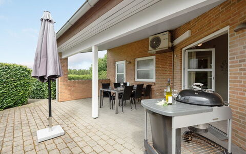 Najdenka - 25Km from the Sea: Dak, Huis, Huis, Verblijf, Deur, Siding, Landgoed, Gazon, Werf, Veranda