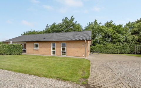 Najdenka - 25Km from the Sea: Dak, Huis, Huis, Verblijf, Deur, Siding, Landgoed, Gazon, Werf, Veranda