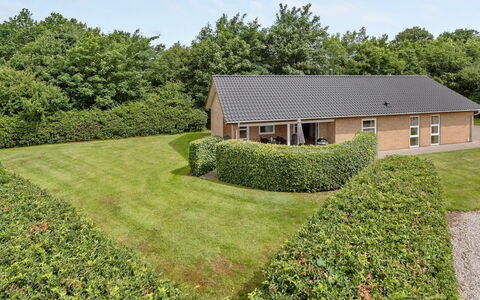 Najdenka - 25Km from the Sea: Dak, Huis, Huis, Verblijf, Deur, Siding, Landgoed, Gazon, Werf, Veranda