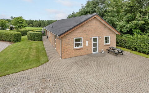 Najdenka - 25Km from the Sea: Dak, Huis, Huis, Verblijf, Deur, Siding, Landgoed, Gazon, Werf, Veranda
