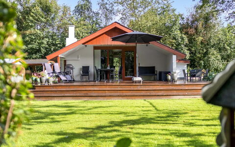 Carlene - 25Km from the Sea: Meubilair, Interieur Ontwerp, Flooring, Hout, Verdieping, Plafond, Houten Vloer, Stoel, Tafel, Verlichting
