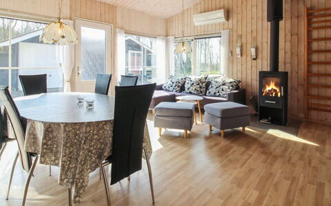 Edy - 25Km from the Sea: Meubilair, Flooring, Interieur Ontwerp, Hout, Houten Vloer, Verdieping, Plafond, Woonkamer, Huis, Laminaatvloer