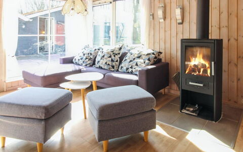 Edy - 25Km from the Sea: Meubilair, Flooring, Hout, Verdieping, Interieur Ontwerp, Haard, Woonkamer, Houten Vloer, Houtkachel, Beits