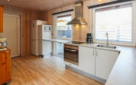 Edy - 25Km from the Sea: Hout, Keuken, Plafond, Flooring, Interieur Ontwerp, Major Appliance, Verdieping, Countertop, Toestel Van De Keuken, Kamer