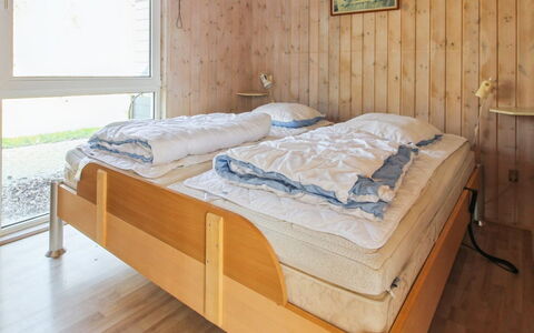 Edy - 25Km from the Sea: Bed, Slaapkamer, Meubilair, Laken, Bedding, Verdieping, Flooring, Interieur Ontwerp, Hout, Kamer