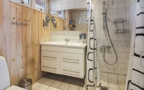 Edy - 25Km from the Sea: Flooring, Loodgieterswerkinrichting, Badkamer, Interieur Ontwerp, Verdieping, Hout, Wastafel, Wastafel In De Badkamer, Kraan, Loodgieter