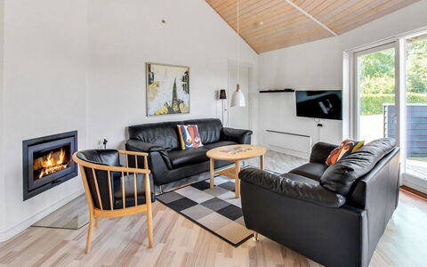 Jani - 25Km from the Sea: Hout, Bankstel, Flooring, Interieur Ontwerp, Woonkamer, Plafond, Verdieping, Kamer, Houten Vloer