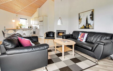 Jani - 25Km from the Sea: Bankstel, Interieur Ontwerp, Flooring, Woonkamer, Hout, Meubilair, Verdieping, Plafond, Kamer