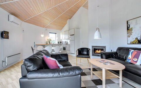Jani - 25Km from the Sea: Interieur Ontwerp, Meubilair, Flooring, Plafond, Hout, Bankstel, Woonkamer, Verdieping, Kamer, Verlichting