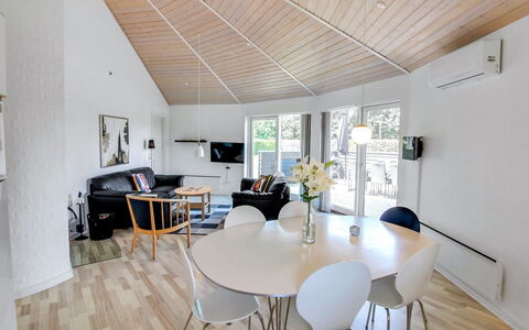 Jani - 25Km from the Sea: Interieur Ontwerp, Flooring, Meubilair, Hout, Plafond, Verdieping, Houten Vloer, Verlichting, Woonkamer, Stoel