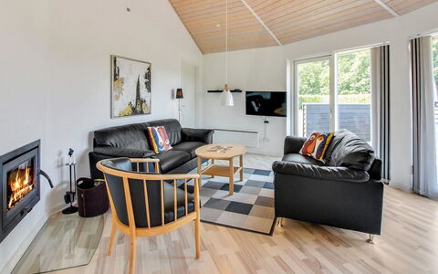 Jani - 25Km from the Sea: Hout, Interieur Ontwerp, Flooring, Woonkamer, Plafond, Verdieping, Bankstel, Meubilair, Huis