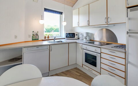 Jani - 25Km from the Sea: Interieur Ontwerp, Flooring, Keuken, Hout, Plafond, Verdieping, Countertop, Lichte Inrichting, Toestel Van De Keuken, Verlichting