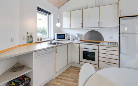 Jani - 25Km from the Sea: Interieur Ontwerp, Hout, Plafond, Flooring, Verdieping, Keuken, Kamer, Verlichting, Countertop, Huis
