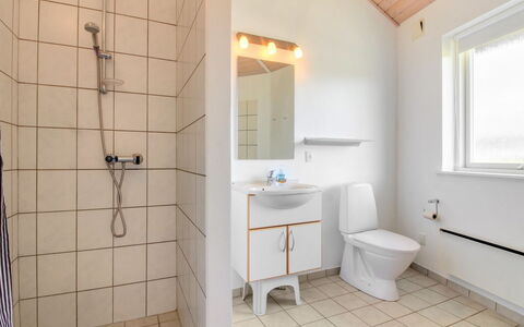 Jani - 25Km from the Sea: Loodgieterswerkinrichting, Muur, Flooring, Verdieping, Hout, Interieur Ontwerp, Wastafel In De Badkamer, Plafond, Wastafel, Badkamer