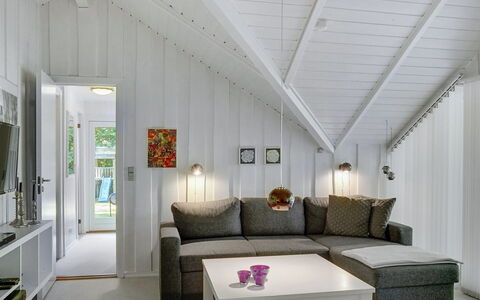 Jaakoppi - 25Km from the Sea: Interieur Ontwerp, Meubilair, Flooring, Bankstel, Plafond, Hout, Verdieping, Woonkamer, Kamer, Verlichting