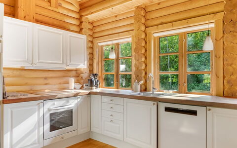 Frederica - 30Km from the Sea: Flooring, Hout, Interieur Ontwerp, Keuken, Verdieping, Countertop, Huis, Meubilair, Beits, Cabinetry
