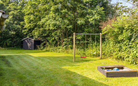 Jutta - 28Km from the Sea: Gras, Tuin, Struik, Land Lot, Gazon, Groundcover, Backyard, Schaduw, Landscaping