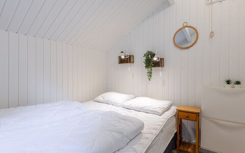 Swenki - 29Km from the Sea: Slaapkamer, Muur, Hout, Bed, Verdieping, Laken, Interieur Ontwerp, Bedding, Flooring, Plafond