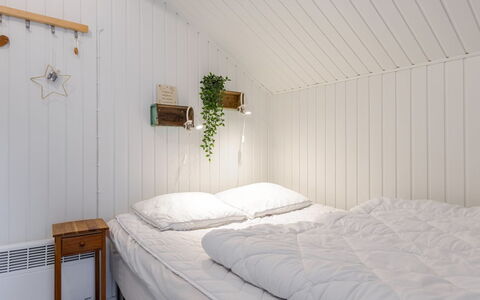 Swenki - 29Km from the Sea: Slaapkamer, Bed, Hout, Bedding, Laken, Interieur Ontwerp, Verdieping, Plafond, Flooring, Linens