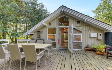 Swenki - 29Km from the Sea: Meubilair, Interieur Ontwerp, Stoel, Flooring, Tafel, Toevlucht, Verdieping, Plafond, Kamer, Eco Hotel