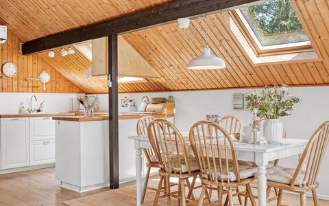 Hilla - 31Km from the Sea: Meubilair, Interieur Ontwerp, Hout, Flooring, Plafond, Lichte Inrichting, Keuken, Verlichting, Verdieping, Houten Vloer