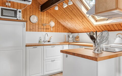 Hilla - 31Km from the Sea: Keuken, Hout, Interieur Ontwerp, Flooring, Cabinetry, Countertop, Major Appliance, Meubilair, Toestel Van De Keuken, Plafond