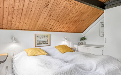 Hilla - 31Km from the Sea: Slaapkamer, Interieur Ontwerp, Bed, Meubilair, Hout, Plafond, Flooring, Verdieping, Verlichting, Laken