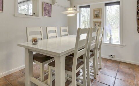 Josina - 32Km from the Sea: Meubilair, Flooring, Interieur Ontwerp, Verdieping, Hout, Eetkamer, Tafel, Keuken En Eettafel, Plafond, Houten Vloer