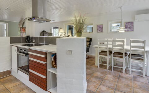 Josina - 32Km from the Sea: Flooring, Interieur Ontwerp, Verdieping, Meubilair, Hout, Plafond, Major Appliance, Keuken, Countertop, Kamer