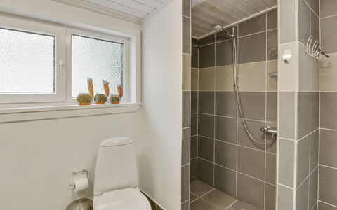 Josina - 32Km from the Sea: Flooring, Muur, Loodgieterswerkinrichting, Verdieping, Badkamer, Interieur Ontwerp, Toilet, Plafond, Wc Bril, Loodgieter