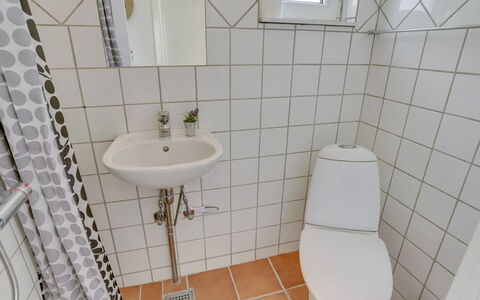 Øthi: Badkamer, Loodgieterswerkinrichting, Wc Bril, Flooring, Verdieping, Toilet, Interieur Ontwerp, Wastafel In De Badkamer, Loodgieter, Wastafel