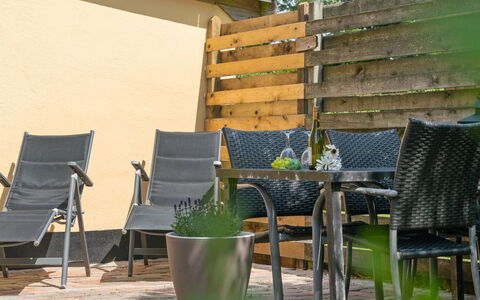 Øthi: Meubilair, Buitenmeubels, Stoel, Bloempot, Tuin, Buitentafel, Kamerplant, Hardwood, Patio, Beits