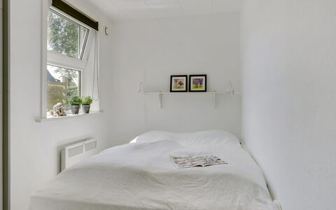 Øthi: Muur, Slaapkamer, Bed, Interieur Ontwerp, Flooring, Verdieping, Plafond, Laken, Bedding, Meubilair