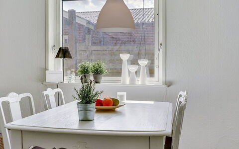 Øthi: Meubilair, Interieur Ontwerp, Flooring, Tafel, Hout, Verdieping, Plafond, Eetkamer, Keuken En Eettafel, Lichte Inrichting
