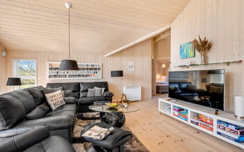 Haagen - 600M to the Fjord: Meubilair, Interieur Ontwerp, Flooring, Hout, Verdieping, Plafond, Houten Vloer, Stoel, Tafel, Verlichting