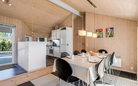 Haagen - 600M to the Fjord: Meubilair, Interieur Ontwerp, Flooring, Hout, Verdieping, Plafond, Houten Vloer, Stoel, Tafel, Verlichting