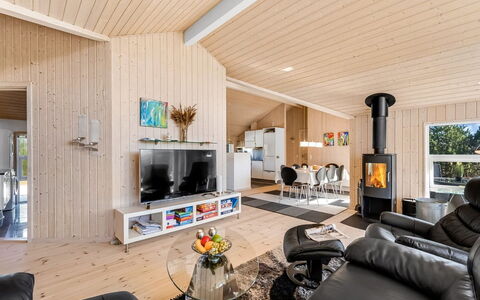 Haagen - 600M to the Fjord: Meubilair, Interieur Ontwerp, Flooring, Hout, Verdieping, Plafond, Houten Vloer, Stoel, Tafel, Verlichting