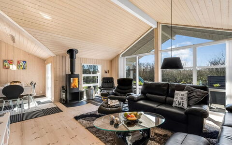 Haagen - 600M to the Fjord: Meubilair, Interieur Ontwerp, Flooring, Hout, Verdieping, Plafond, Houten Vloer, Stoel, Tafel, Verlichting